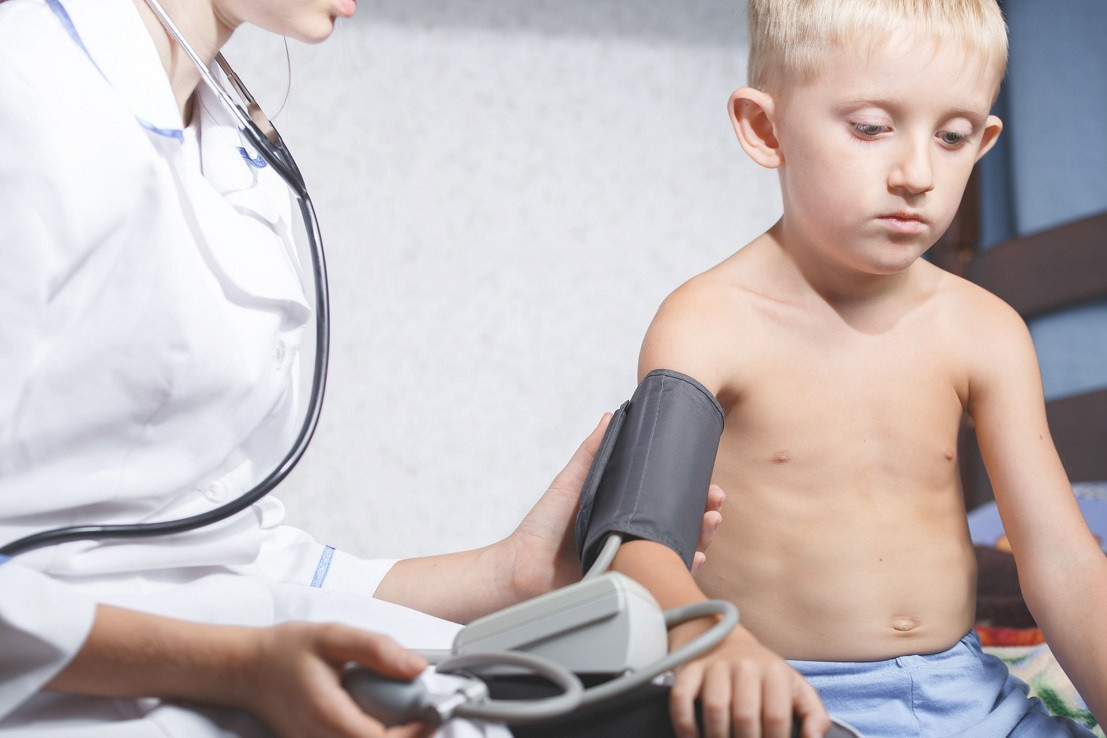 Ребенок на приеме у педиатра. Педиатрия практика. Педиатрия практика. Вызов педиатра на дом. Студенты медики на практике.